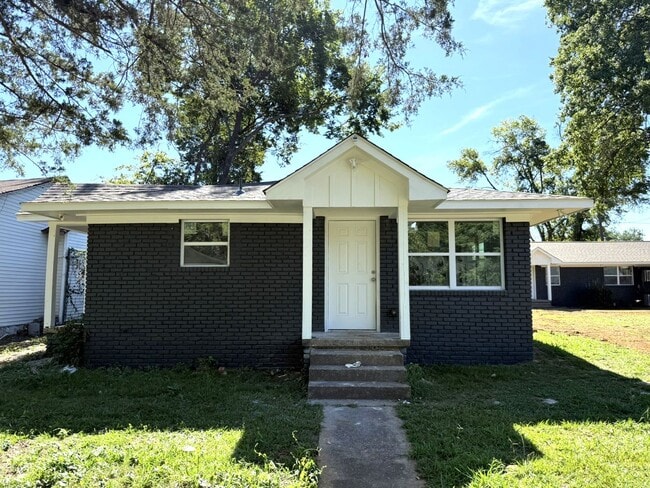 Primary Photo - 2 bed, 1 bath, 1 level with large yard