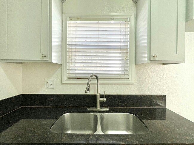 Building Photo - 233 W 10th St