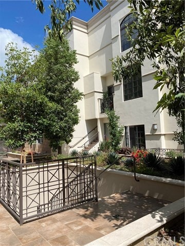 Building Photo - 288 S Oakland Ave