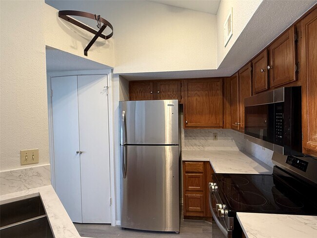 Building Photo - 2121 El Paseo St