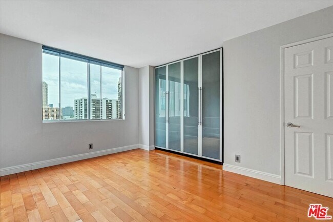 Building Photo - 10747 Wilshire Blvd