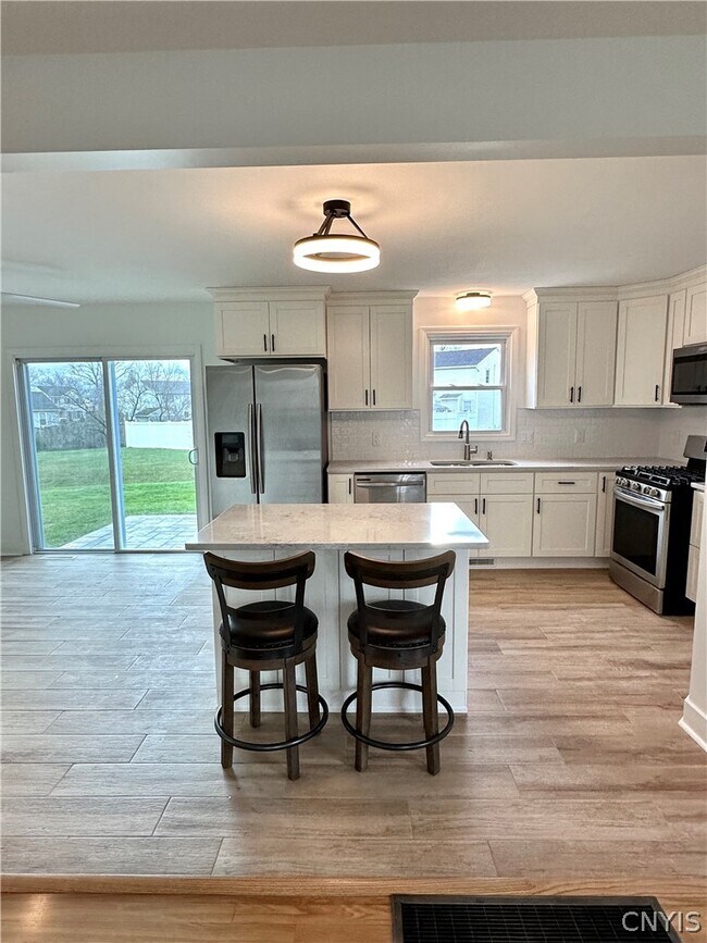 Building Photo - 8662 Bayview Dr