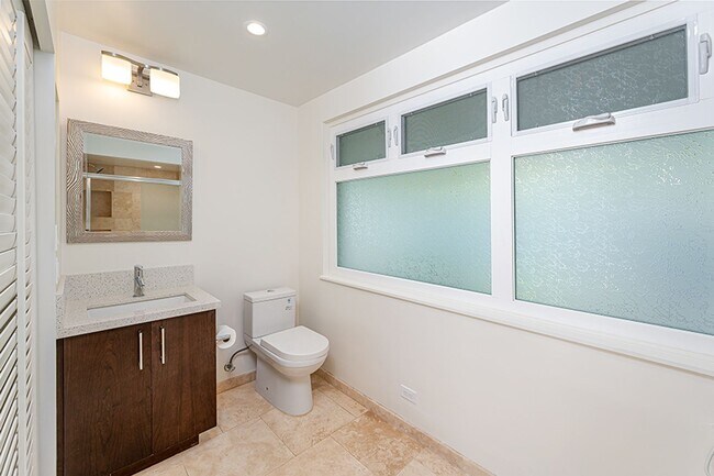 Building Photo - 5 BR Executive Home with Pool in prestigious Kahala! Pet Friendly!