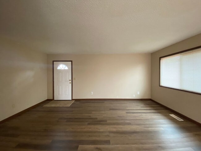 Building Photo - Charming 2 Bedroom with Attached Garage!