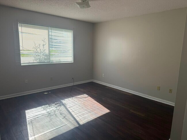 Building Photo - 910 Brett Dr
