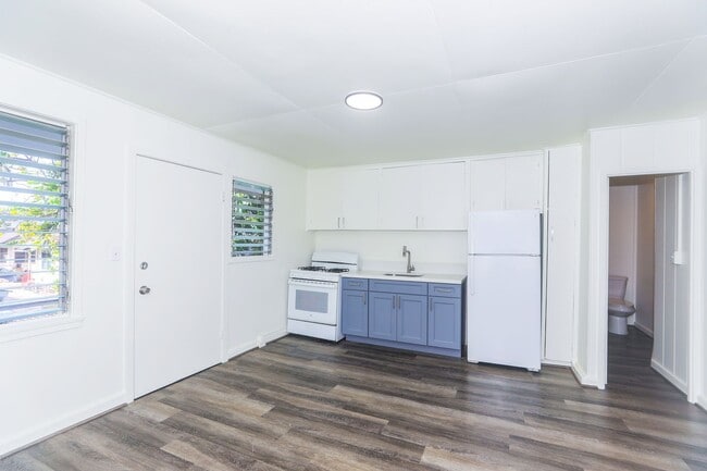 Building Photo - Renovated, upstairs, 2 bedroom 1 bath with...