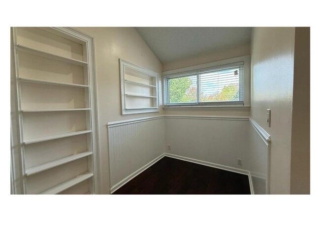 Building Photo - 5 Viburnum Ct