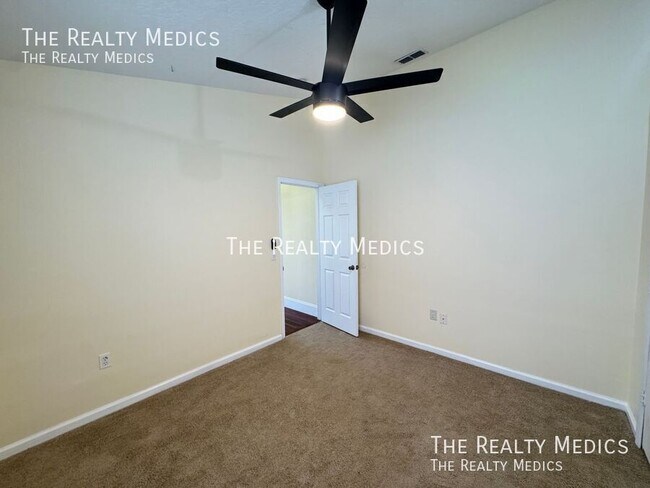 Building Photo - 2719 Crane's Cove Dr