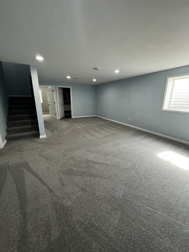 Building Photo - 837 Albert Dr W