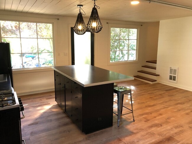 Building Photo - Custom 1 bedroom apartment in downtown Eug...