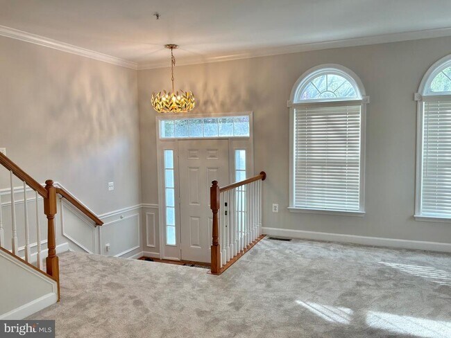 Building Photo - 300 Garden View Square