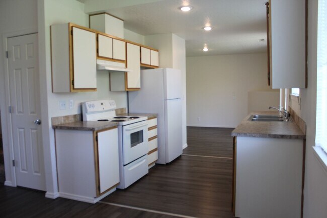 Building Photo - 4 bedroom, 2.5 bath home in quiet Scappoose neighborhood