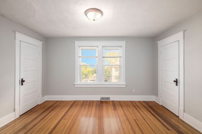 Building Photo - 3 bed/1.5 Bath Single Family Home