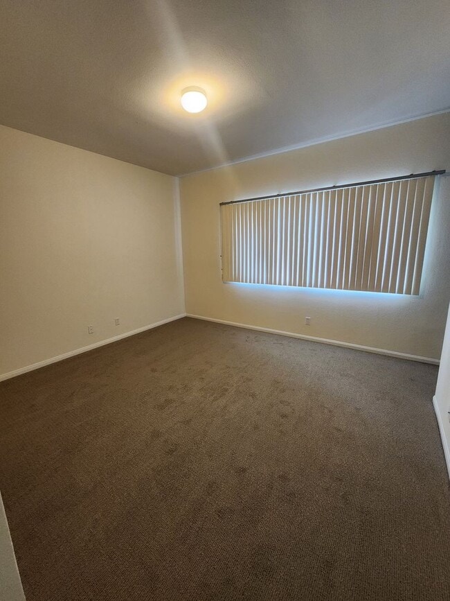 Building Photo - Spacious 1 Bed, 1 Bath Apartment with Priv...