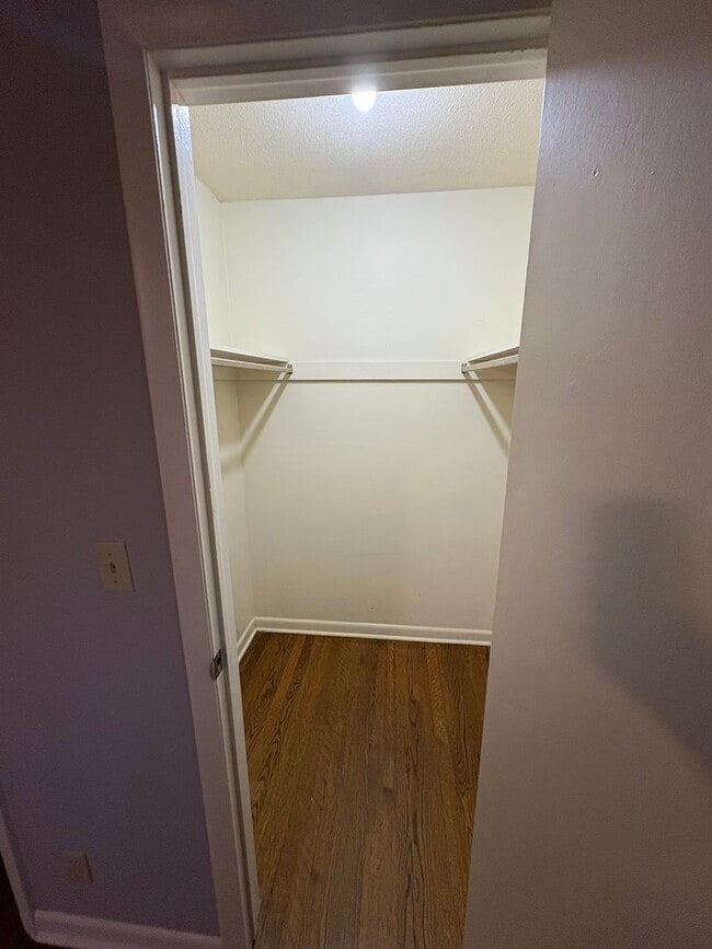 Building Photo - Huge Corner Lot in Grandview!! - 3 Bed / 2 Bath Split-Entry w/ Fenced Yard