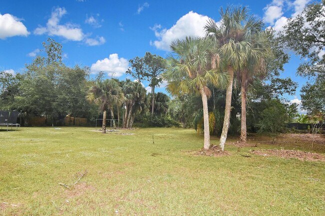 Building Photo - 1202 E 7th St