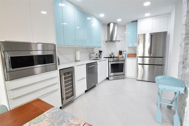 Building Photo - 1515 Pinellas Bayway S