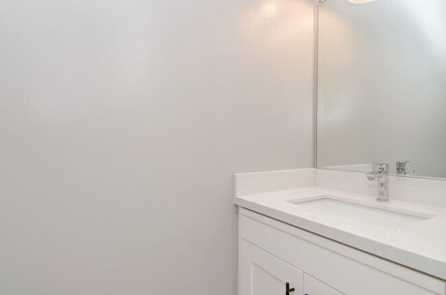 Building Photo - Remodeled Irvine Lakes Townhouse