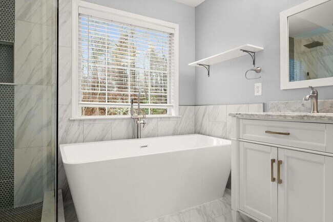 Building Photo - 2309 Wickingham Dr NE