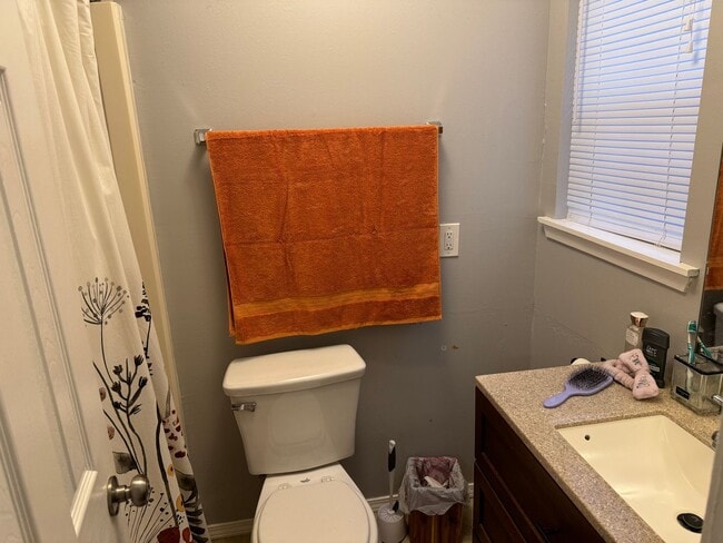 Building Photo - AUGUST PRE-LEASE!  Spacious 2 Bedroom 2 Bathroom on Bus Route!