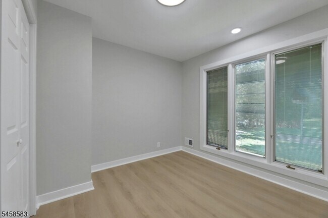 Building Photo - 405 Terhune Ave