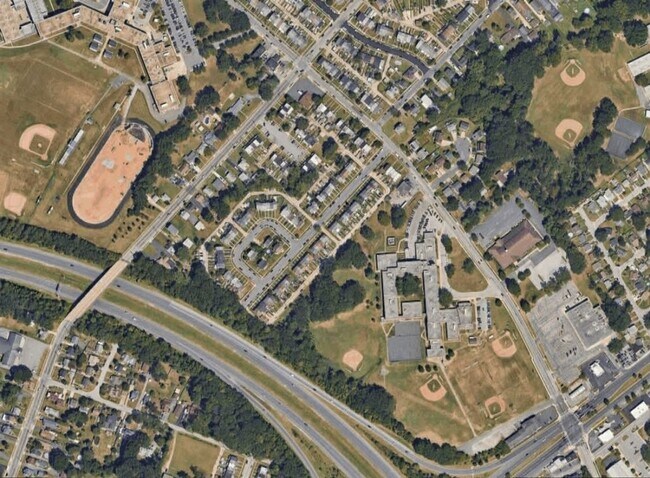 Building Photo - 551 Welbrook Rd