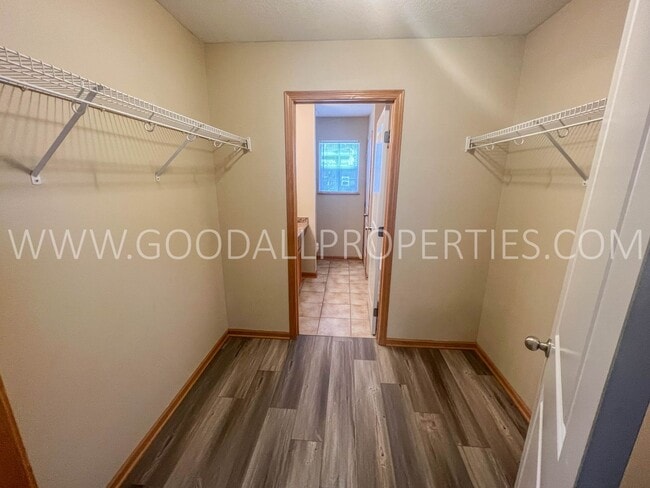 Building Photo - 3 Bedroom Townhome in Urbandale