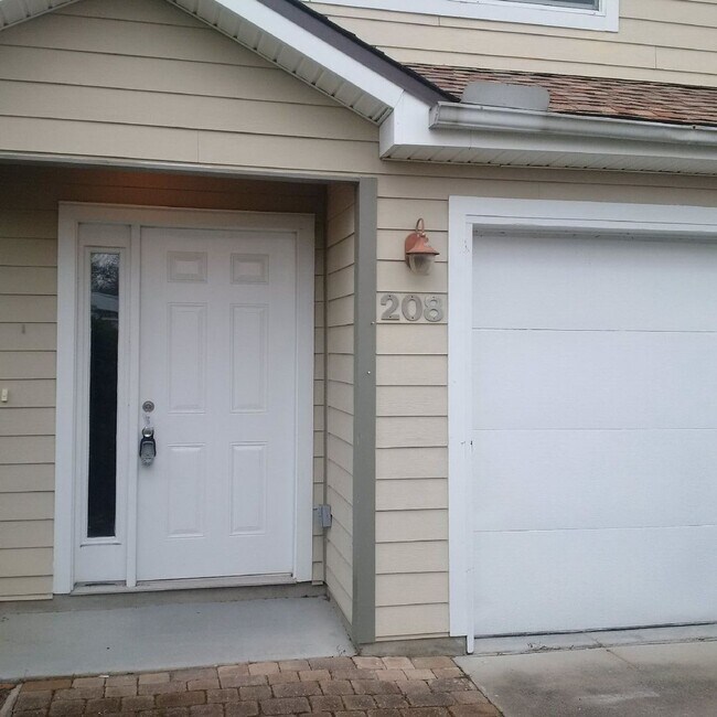 Building Photo - Cute townhome with 3 bd / 2.5 Bath