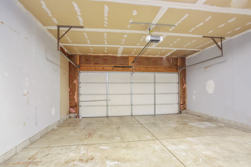 Building Photo - 445 Oak Meadow Dr