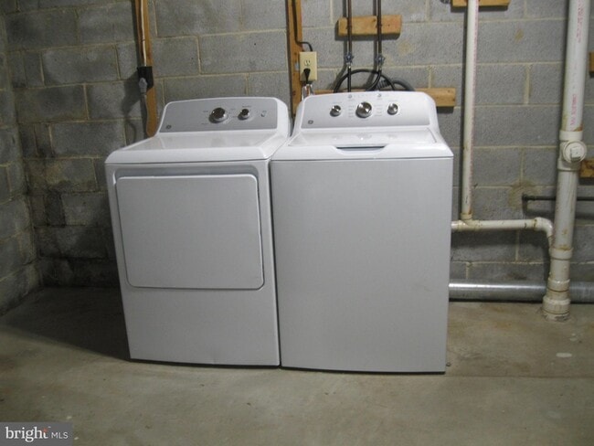 Building Photo - 8171 Fenwick Ct