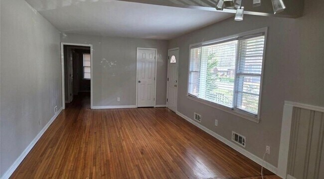 Building Photo - 136 Hillsdale Dr SE