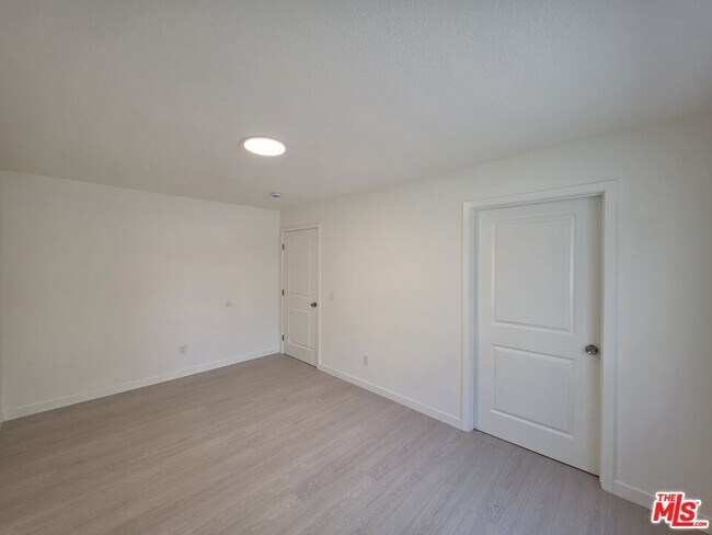 Building Photo - 912 N Ridgewood Pl