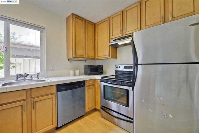 Building Photo - $2,890 / 3 BR - GORGEOUS TOWN HOME IN NORTHGATE AREA OF FREMONT!
