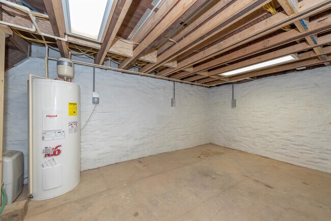 Building Photo - 6 W 4th St