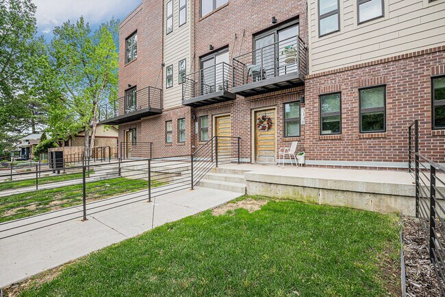 Building Photo - For Rent!  Corner Unit | Modern Townhome |...