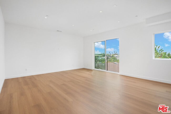 Building Photo - 726 Robinson St