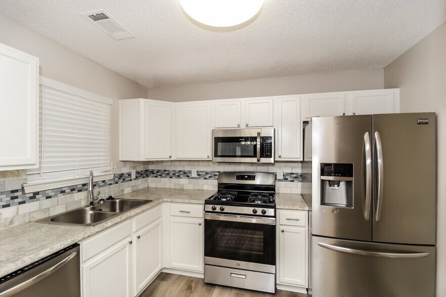 Building Photo - 202 Goldleaf Dr