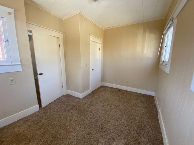 Building Photo - 105 W Cherry Ave