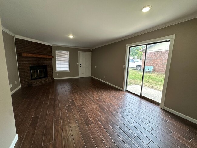Building Photo - Welcome to this charming 3-bedroom, 2-bath...