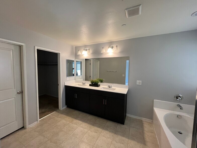 Main Bedroom Bathroom - 401 Ambitious St