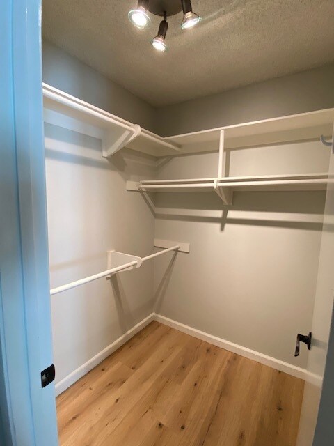 Building Photo - 6716 Clybourn Ave