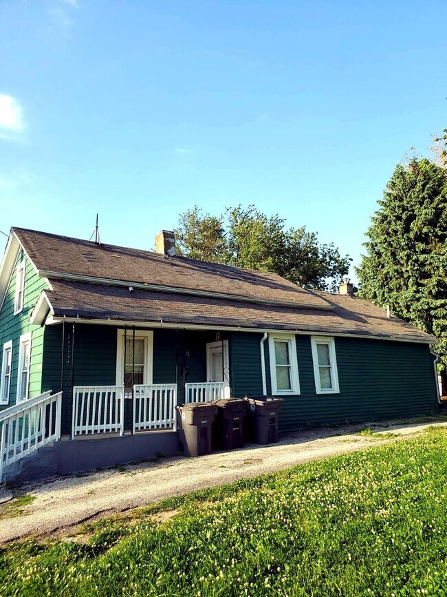 Building Photo - 2-Bedroom Unit Available at NURSERY AVE