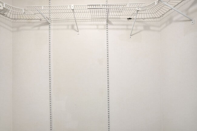 Building Photo - Updated 2 Bed, 2 Bath 1st Floor Condo with Garden Views in Lakes of Jacaranda, Plantation