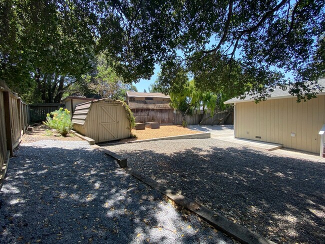 Building Photo - Charming 2 Bedroom Westside Petaluma Bungalow