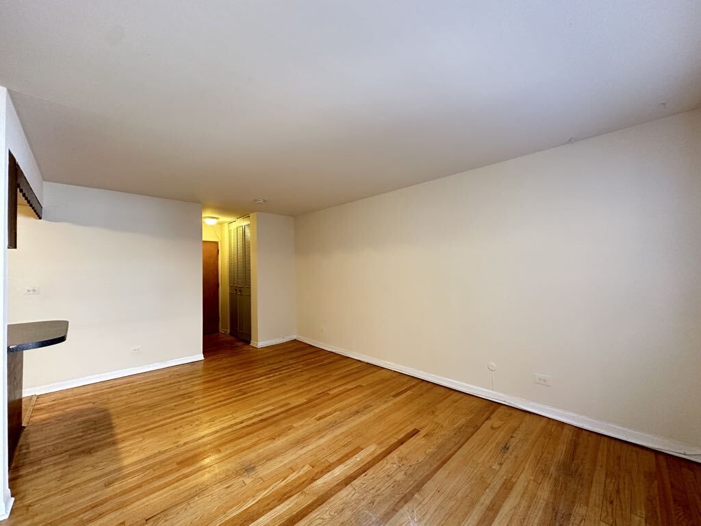 Building Photo - 533 W Aldine Av