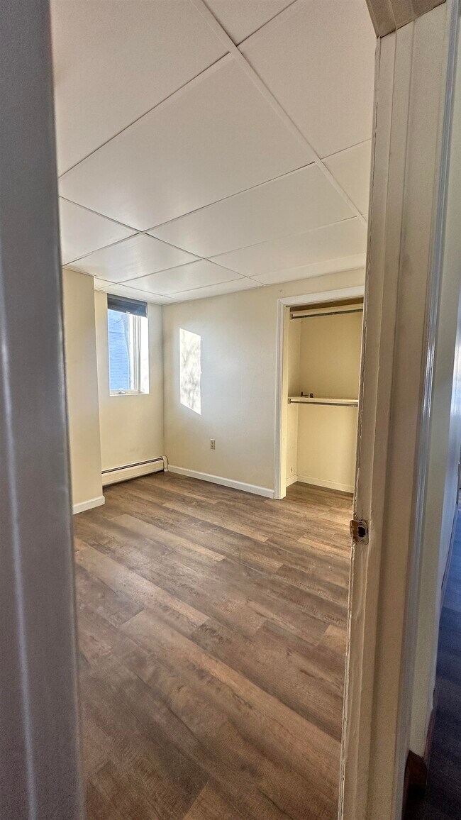 Building Photo - 324 Main St