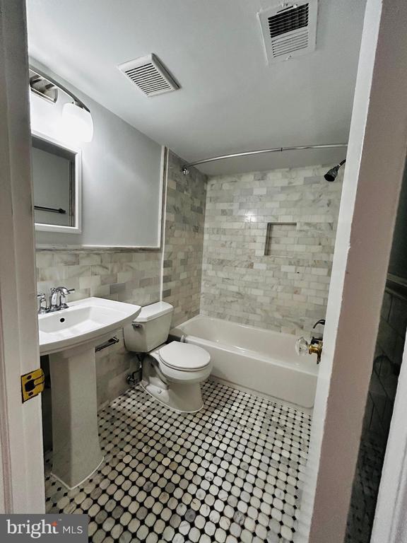 Building Photo - 225 10th St NE