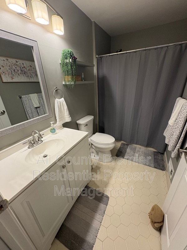 Building Photo - 60 Versailles Ct
