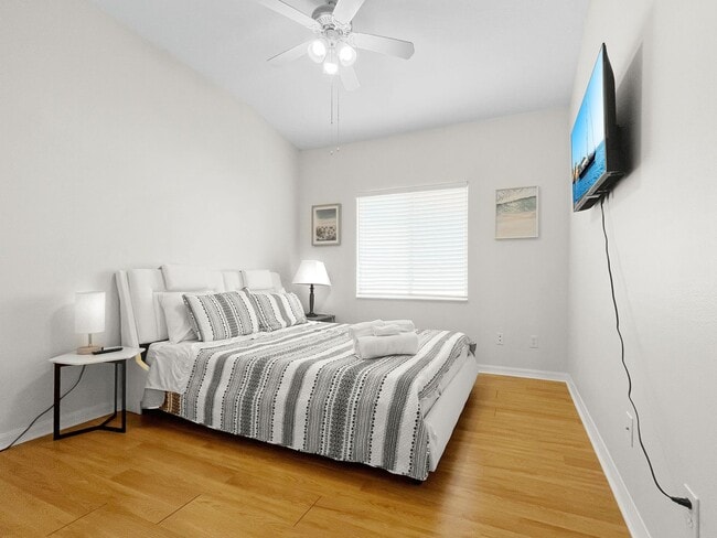 Building Photo - Spacious 4-Bedroom Townhome with Lake Views in Desirable Willow Lake Community