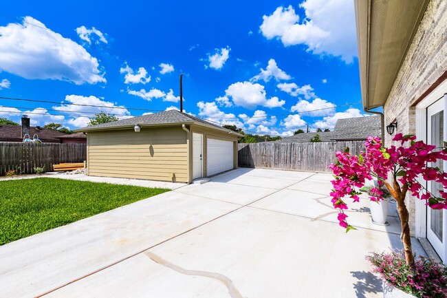 Building Photo - 8815 Sharpview Dr